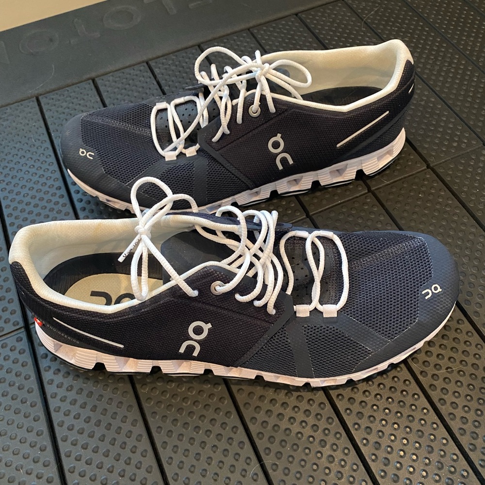 Mens On Cloud Sneakers Navy size 10